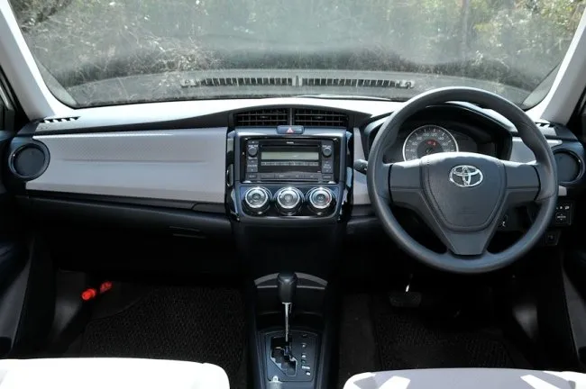 Toyota Corolla Fielder Hybrid EX 2